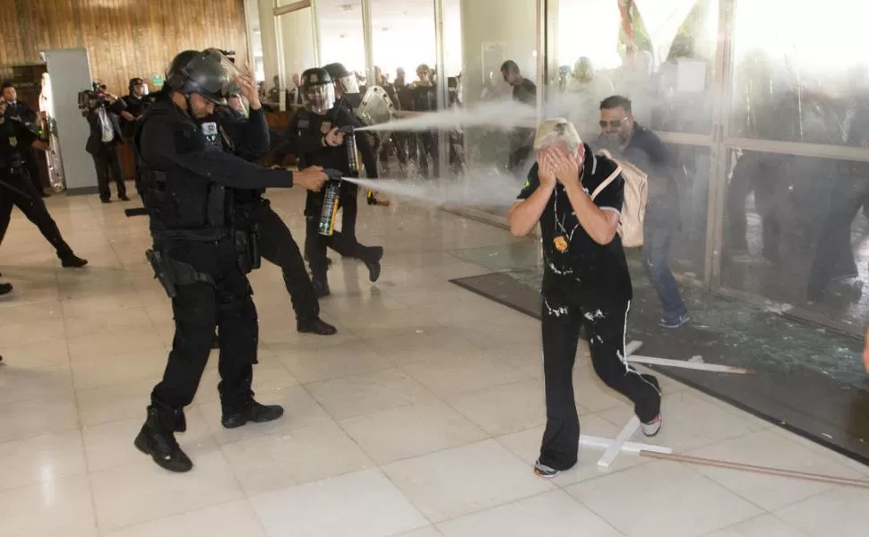 DEFENSA. La seguridad del Parlamento dispersó a los agresores con gases. télam