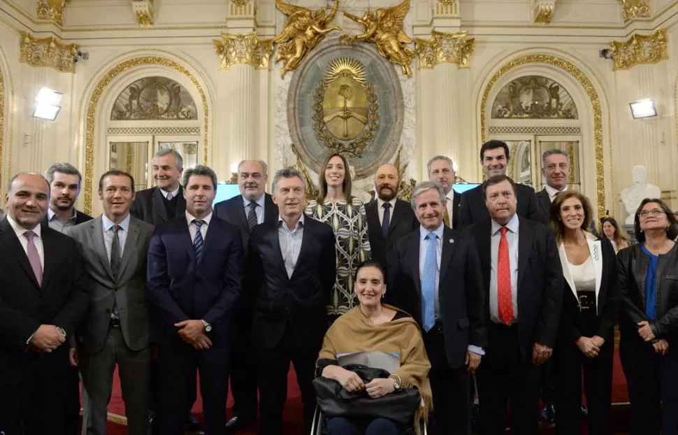 EN CASA ROSADA. Macri, la vicepresidenta Gabriela Michetti y el ministro de Modernización, Andrés Ibarra, posan para la foto junto con los gobernadores. dyn