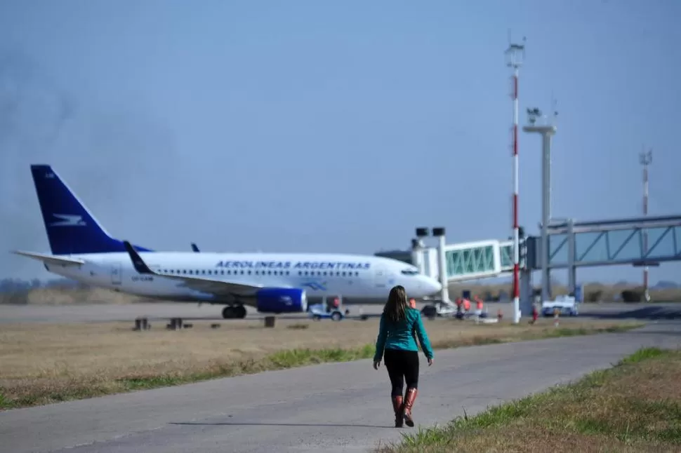 A PESCAR EL AVIÓN. A menos que la Nación anuncie lo contrario, los pasajeros tendrán que costear el viaje. LA GACETA / FOTO DE DIEGO ARÁOZ.  (ARCHIVO).-