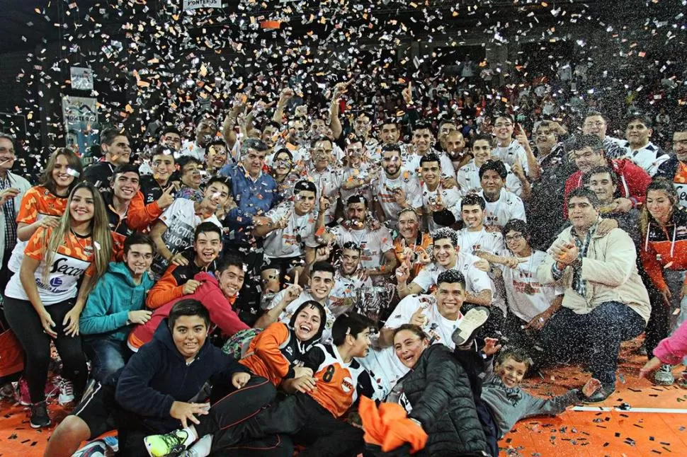 NADIE SE LA PERDIÓ. La foto que quedará en el corazón y en la memoria de todos: jugadores, cuerpo técnico e hinchas. El Polideportivo Municipal estuvo a pleno. foto de muchelin andujar