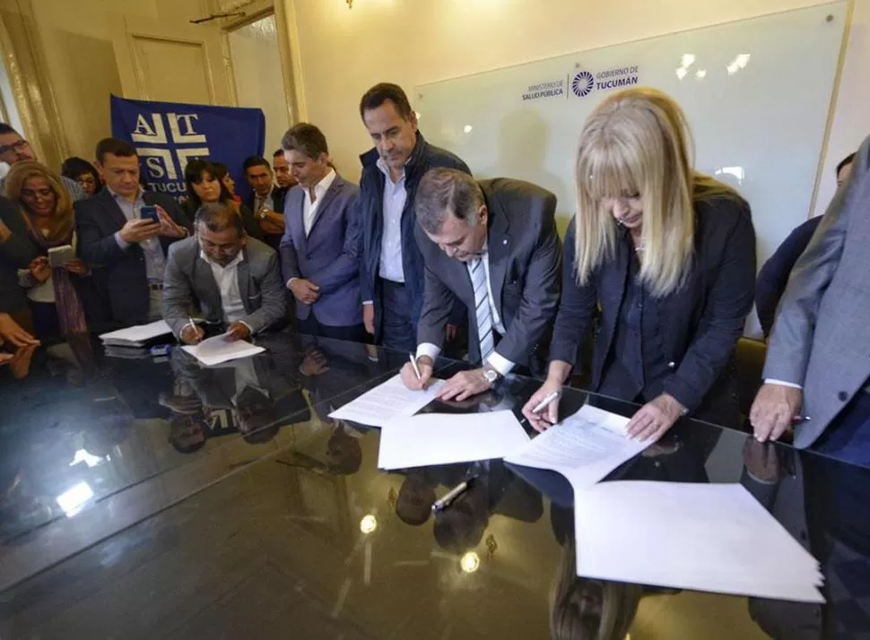 RÚBRICA. Chahla, titular de Salud, durante la firma de la paritaria. FOTO HUMBERTO VILLAGRA