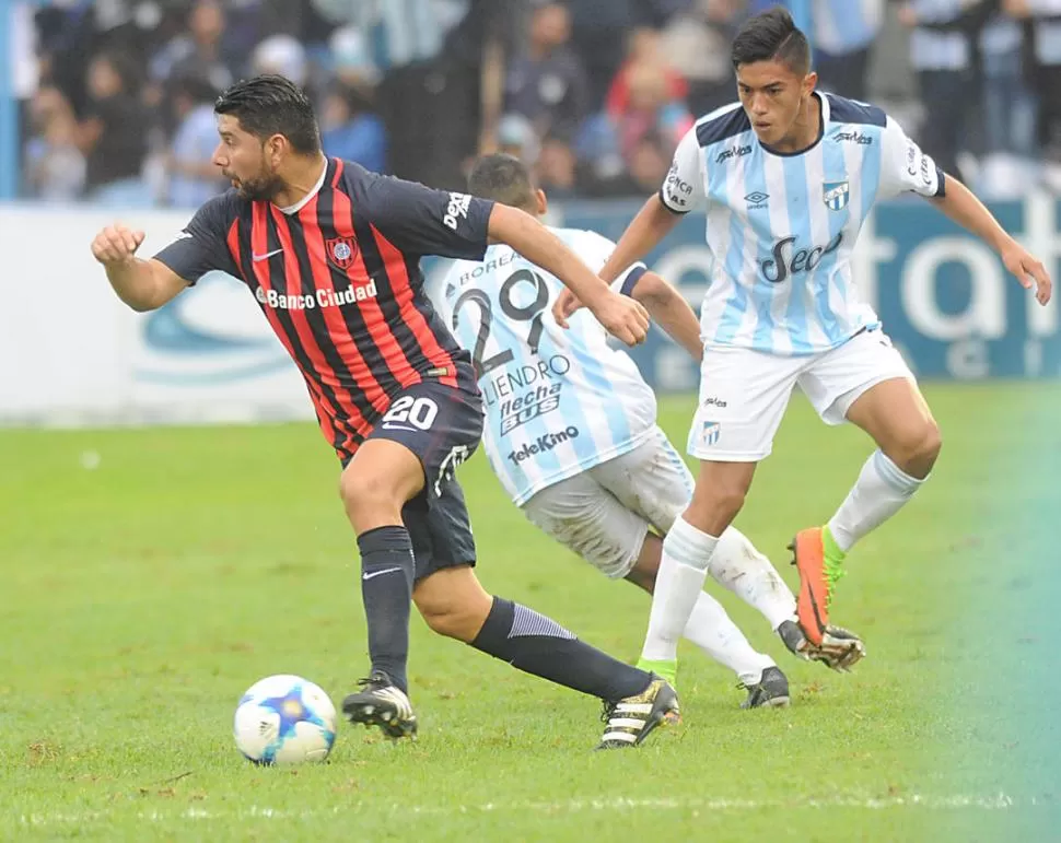 NADA DE AUTÓGRAFO. Cuello intenta sacarle la pelota al consagrado Ortigoza.  la gaceta / foto de hector peralta