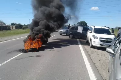 Remiseros cortaron el acceso al aeropuerto: quieren trasladar los pasajeros a Termas