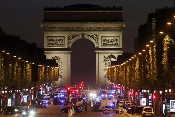 Tiroteo en París: la Policía reportó dos muertos en los Campos Elíseos