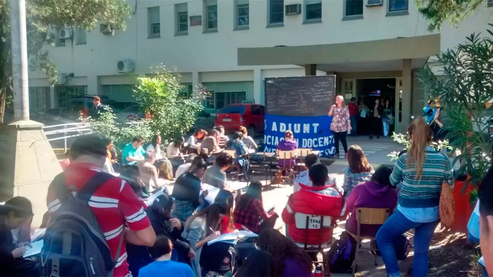 CLASES ABIERTA. En el Centro Prebisch se dictaron clases introductoria de Semiótica en la Carrera de Ciencias de la Comunicación. FOTO TOMADA DE TWITTER.COM/ADIUNT