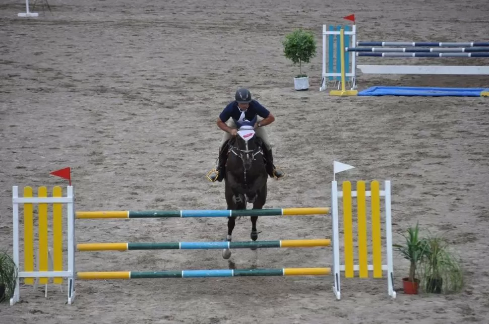 UN SALTO HACIA EL TRIUNFO. El jinete Ricardo Piola, montando a “LF Sissy”, ganó el torneo con vallas de hasta 1,20 metro. FOTO DE LA FORESTA
