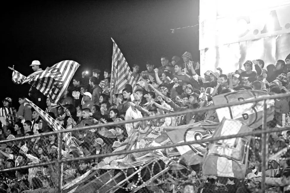 SIEMPRE ESTÁN. Como en cada partido en La Ciudadela, los hinchas “cirujas” se hacen presentes para alentar al equipo y se marcharon satisfechos por el triunfo. la gaceta / foto de héctor eralta