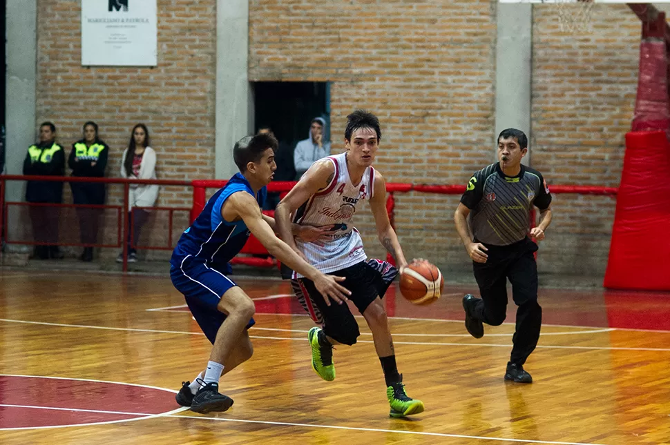 Matías Palacios juega su segunda temporada con Independiente. Es el tercer equipo del salteño en nuestra ciudad. Antes lo hizo por Tucumán BB y Mitre.
FOTO DE LA GACETA/DIEGO ARÁOZ