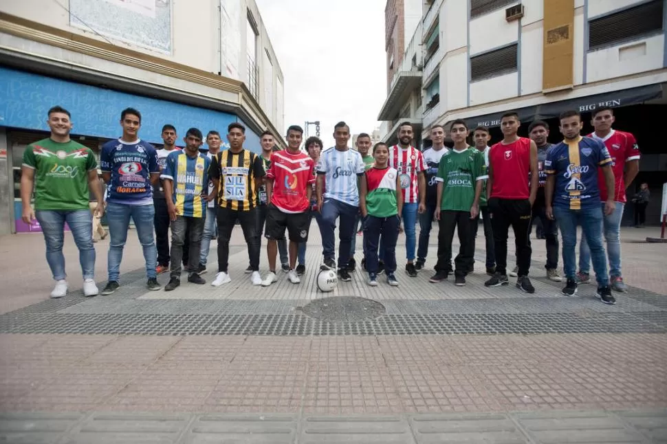 EN LA PEATONAL. Guarino, Massari, Trujillo, Luján, Meija, Cabrera, Prado, Heredia, Díaz, Correa, Aguilar, Cisneros, Herrera, Ledesma, Juárez, Soria, Mustafá, Delgado y Villar visitaron LG Deportiva antes del inicio del campeonato de la Liga Tucumana. la gaceta / foto de inés quinteros orio