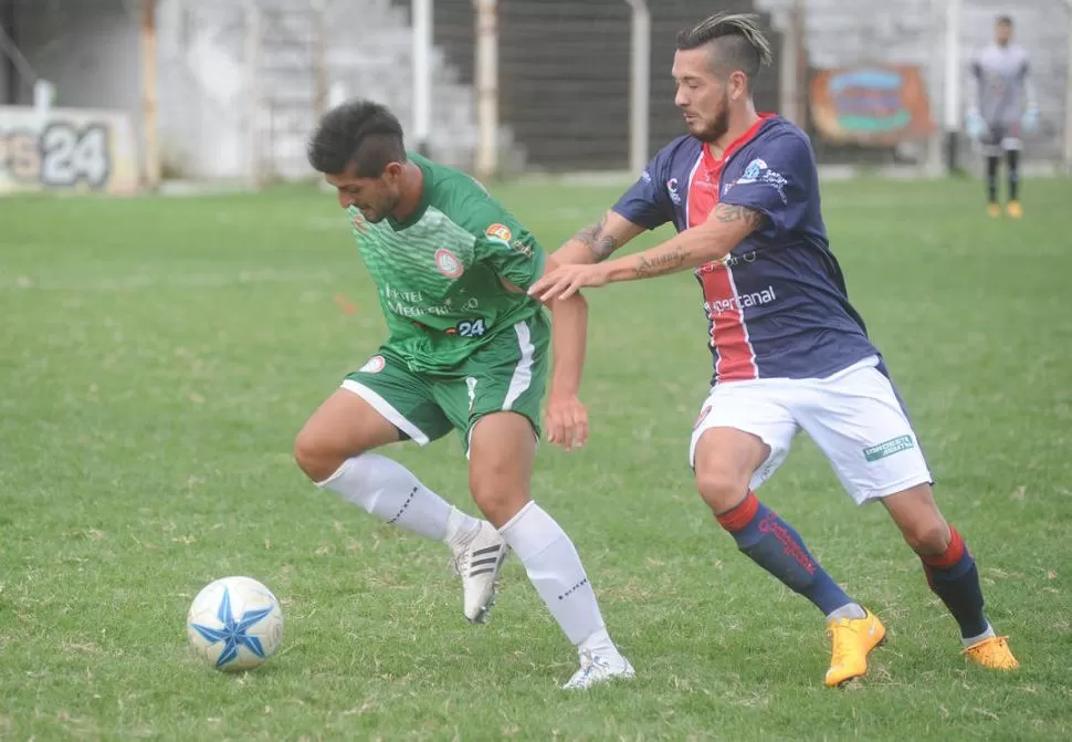 POR ACÁ NO PASAS. Cuello, que debutó en San Jorge, recupera la pelota ante la presión de Rojas, de San Lorenzo Alem. la gaceta / foto de Antonio Ferroni