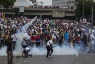 Impresionante: un video muestra cómo un policía le dispara a una mujer en Venezuela