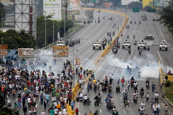 Mueren 11 personas en un solo día en Venezuela, en protestas y saqueos