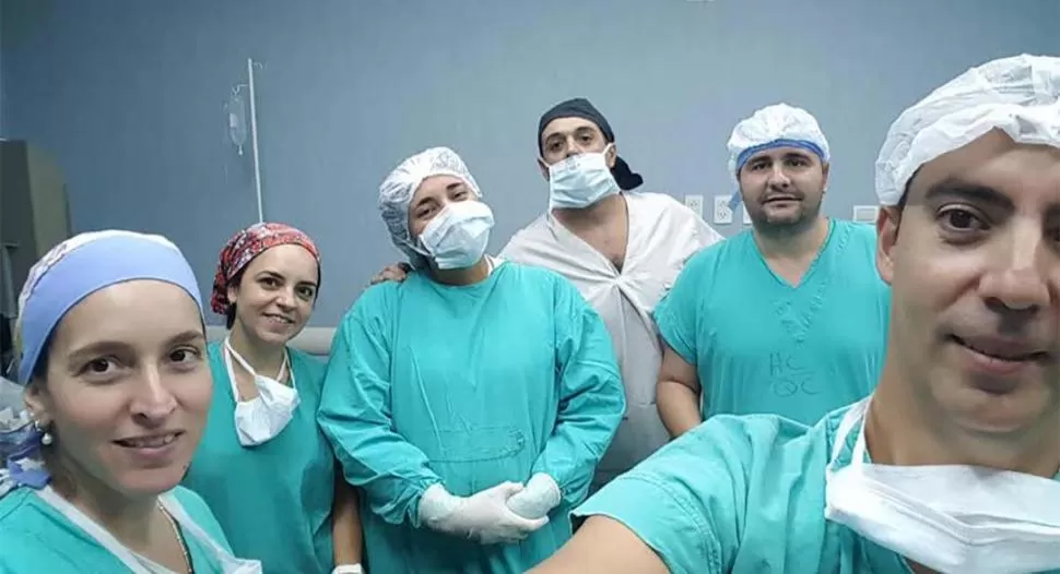 DESPUÉS DE LA INTERVENCIÓN. El equipo de cirujanos y asistentes en el hospital. 