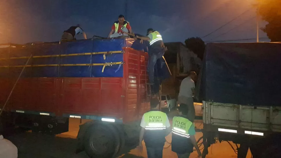 Llevaban mercadería de contrabando y quisieron sobornar a la Policía: quedaron aprehendidos