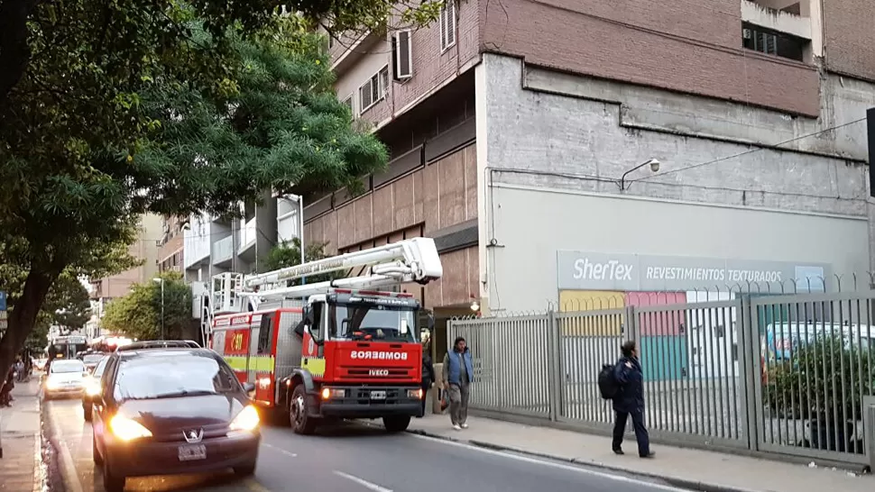 PRECAUCIÓN. Los bomberos controlaron el desperfecto y cortaron el tránsito vehicular en la zona. FOTO ENVIADA POR UN LECTOR