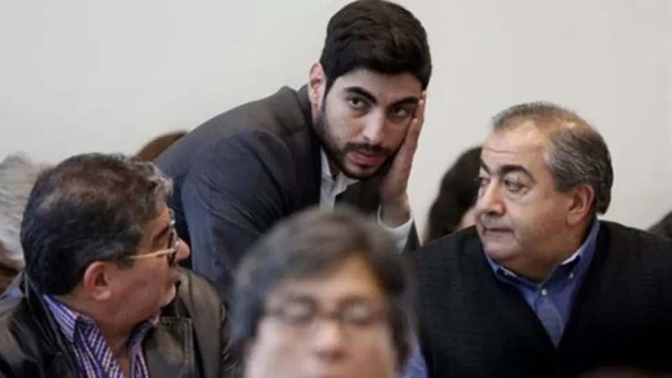 DIRIGENTES. Facundo Moyano (al centro) y Hector Daer (a la derecha), durante una reunión en el Congreso. FOTO TOMADA DE REVISTA VEINTITRES