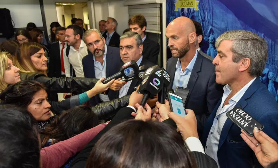 TRAS LA REUNIÓN. Dietrich dialogó con los medios en la sede municipal. Walter, Alfaro y Cano lo acompañaron. Subsecretaría de Prensa y Comunicación Institucional