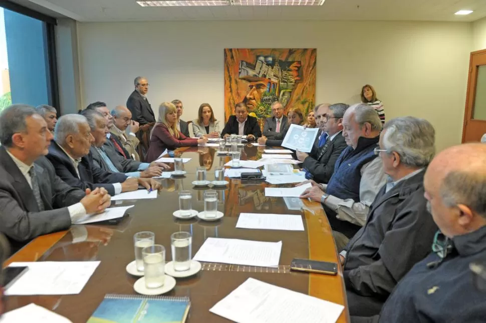 VARIAS VOCES. En la reunión se escuchó a la ministra de Salud; a representantes del sector, tanto público como privado, y a la decana de Derecho. la gaceta / foto de franco vera 