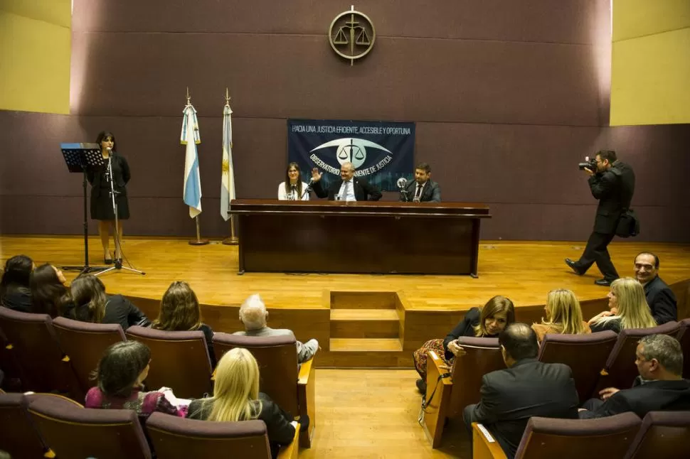 LANZAMIENTO. Billone, flanqueado por Jimena Castro y Federico Díaz, destacó el cariz inédito del Observatorio. la gaceta / FOTO DE JORGE OLMOS SGROSSO