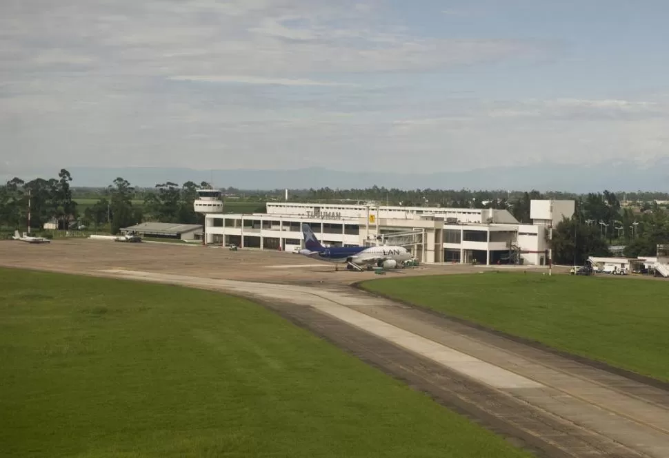 ANUNCIOS. Dietrich señaló que, en esta primera etapa de las obras, se repararán por completo las calles internas destinadas al rodaje de las aeronaves. la gaceta / fotos de jorge olmos sgrosso - antonio ferroni 