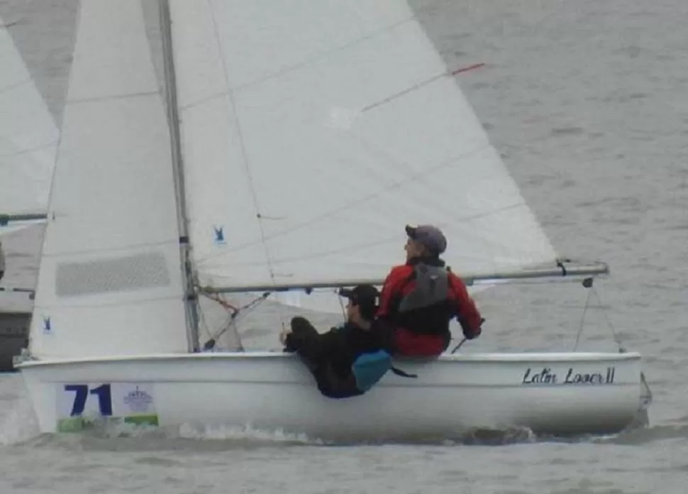 SE LUCIERON EN EL OCÉANO ATLÁNTICO. Raúl Fiori y Roberto Hardie triunfaron en dos de las cuatro regatas que se hicieron. foto de TUCUMÁN YACHT CLUB 
