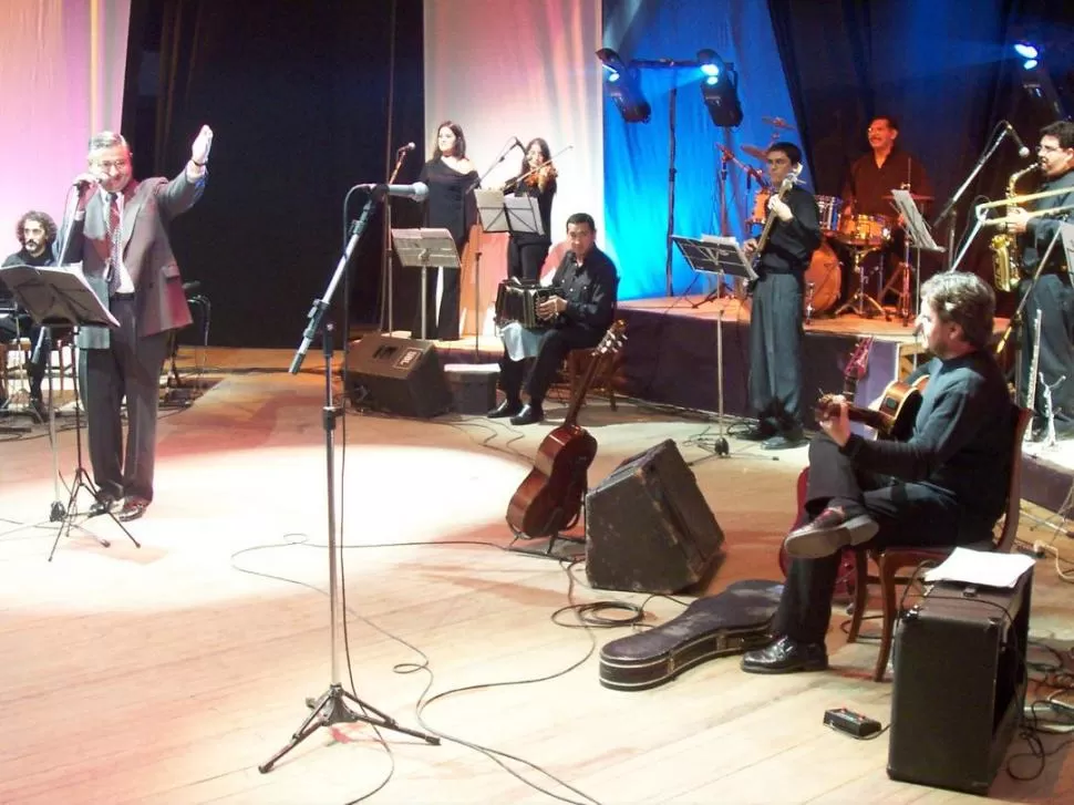 EN FUNCIÓN. Jorge Soraire se rodea de músicos experimentados en cada presentación, como la de esta noche. 