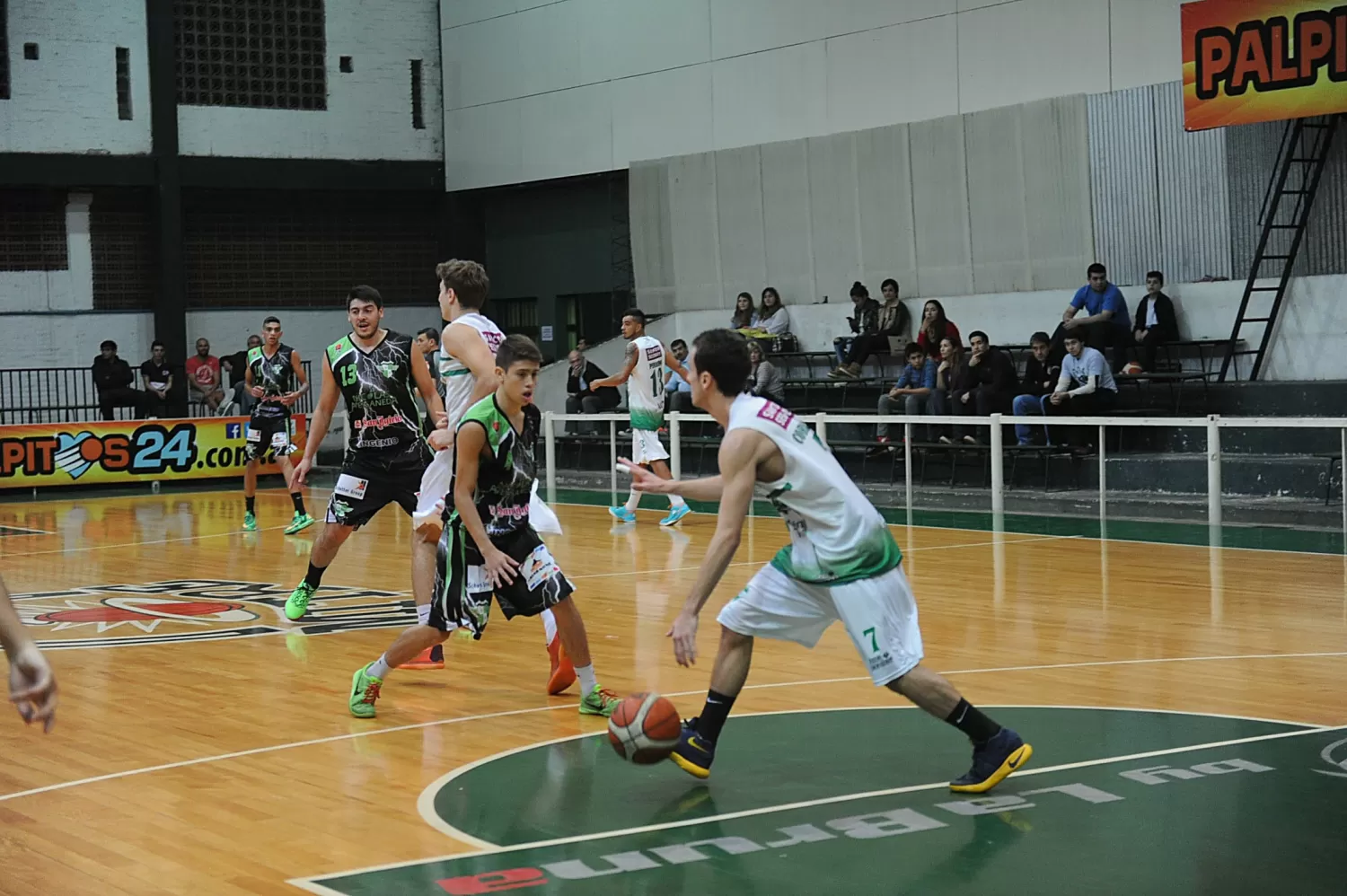 Nicolás Correnti, de Unión Sunchales, ante la defensa de Juan Cruz Rodríguez, una promesa del básquet local.
FOTO DE LA GACETA/HÉCTOR PERALTA