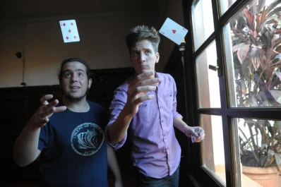 Una magia de salón, con bromas pero sin conejos