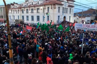 Tras los incidentes, una multitud volvió a marchar en Santa Cruz