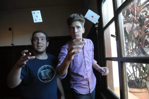 Una magia de salón, con bromas pero sin conejos