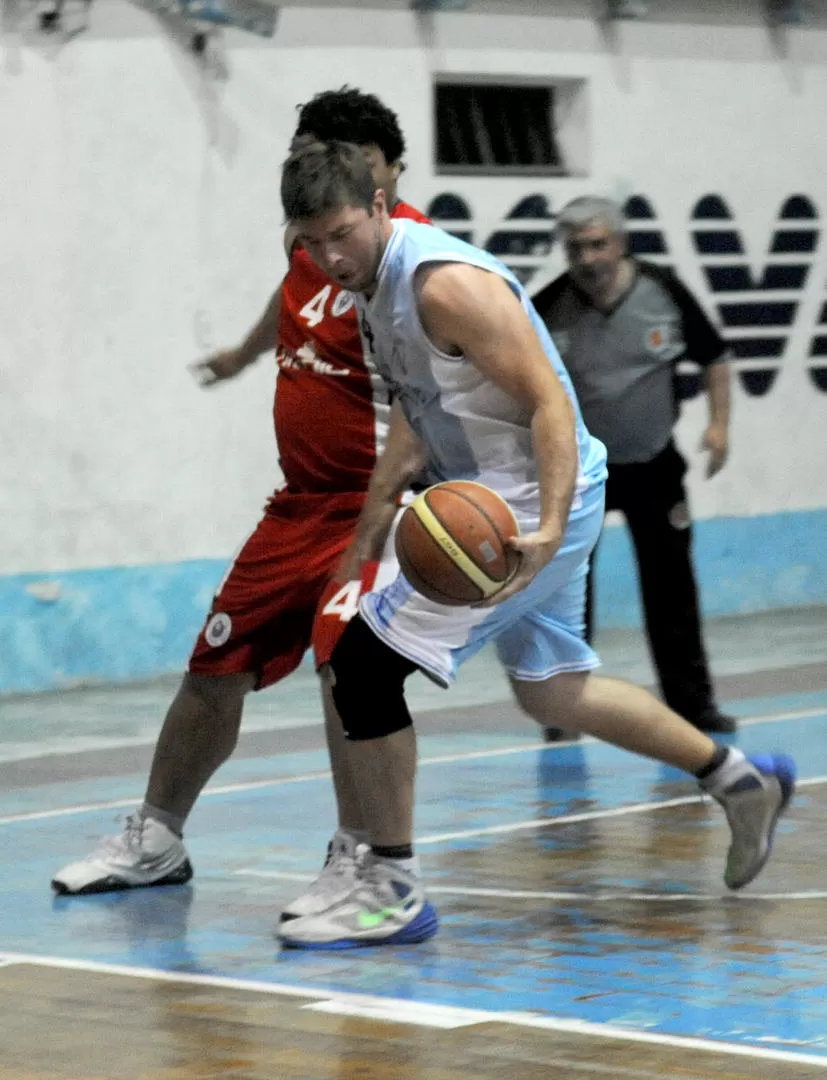 PIVOT. Gustavo Ahumada es la carta goleadora de Juan Bautista Alberdi. la gaceta / Foto de José Nuno (archivo)