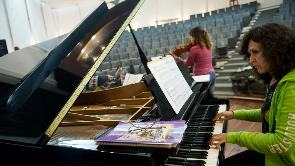La pianista Paula Moreno, durante un ensayo. LA GACETA / JORGE OLMOS SGROSSO
