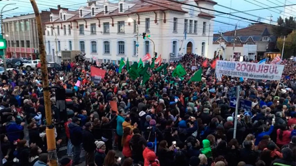 MOVILIZACIÓN. Los manifestantes volvieron a marchar después de los incidentes ocurridos entre la noche de ayer y la madrugada de hoy. 