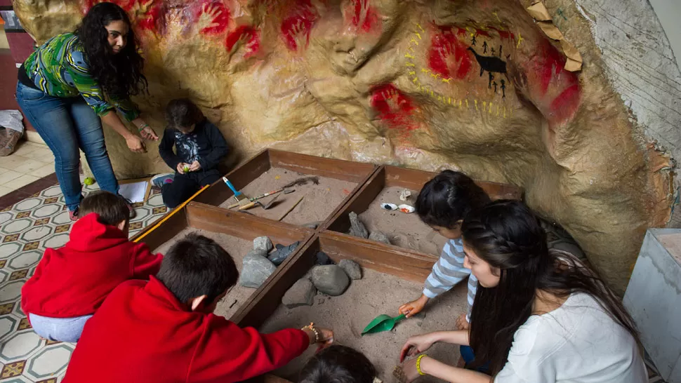 ARQUEOLOGÍA. Junto a una réplica de la Cueva de las Manos simularon excavasiones. LA GACETA / DIEGO ARÁOZ