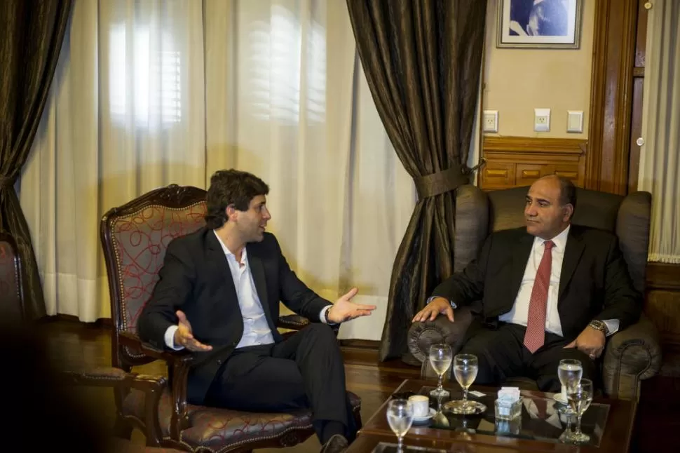 EN EL DESPACHO. El macrista García De Luca y Manzur discutieron ayer durante una hora en la Casa de Gobierno.  la gaceta / FOTO DE JORGE OLMOS SGROSSO