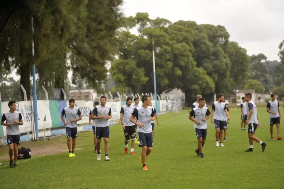 UNO DE LOS RESPONSABLES. González trota adelante de todos sus compañeros. El jugador, que no marca desde hace varios partidos, podría ser igualmente una de las cartas ofensivas de Atlético esta tarde. la gaceta / foto de Inés Quinteros Orio (archivo)