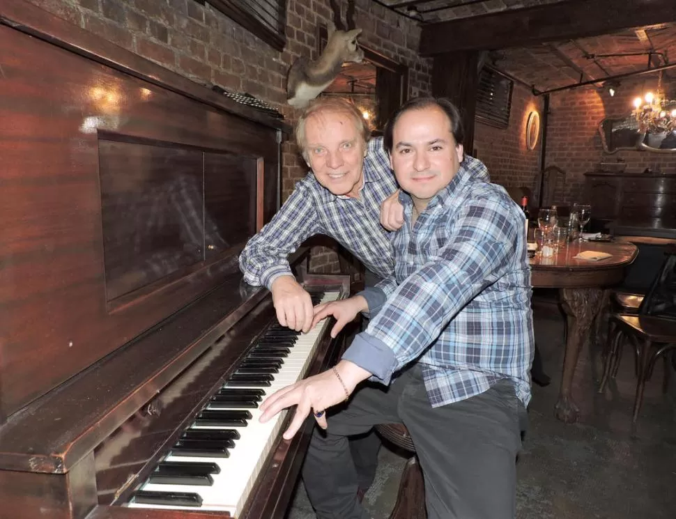 AMIGOS. Burgos y Johnny Tedesco, que nunca cantó en Tucumán. Prensa Aníbal Burgos.