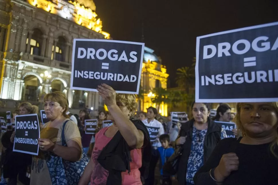 UNIDOS POR EL RECLAMO. Familiares de adictos de distintos barrios de la provincia marcharon para exigir la apertura de un centro de tratamiento. la gaceta / foto de diego aráoz