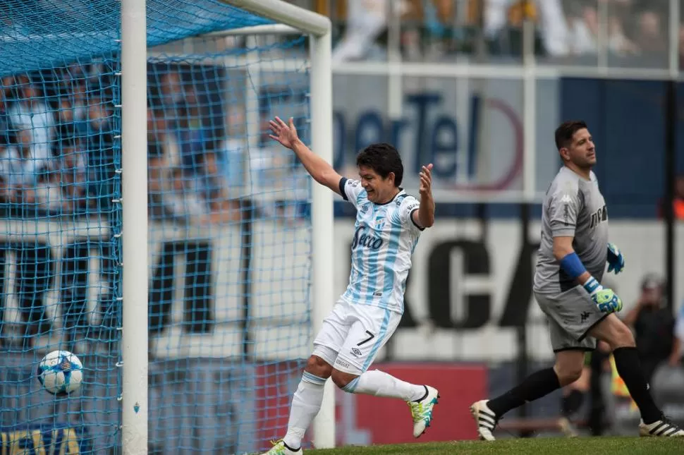 AHORA SÍ. “Pulguita” festeja el primero de sus goles (anotado de penal) ante Racing. El simoqueño le dedicó la conquista a Milo, el hijo que viene en camino. la gaceta / foto de matías nápoli escalero (especial para la gaceta)