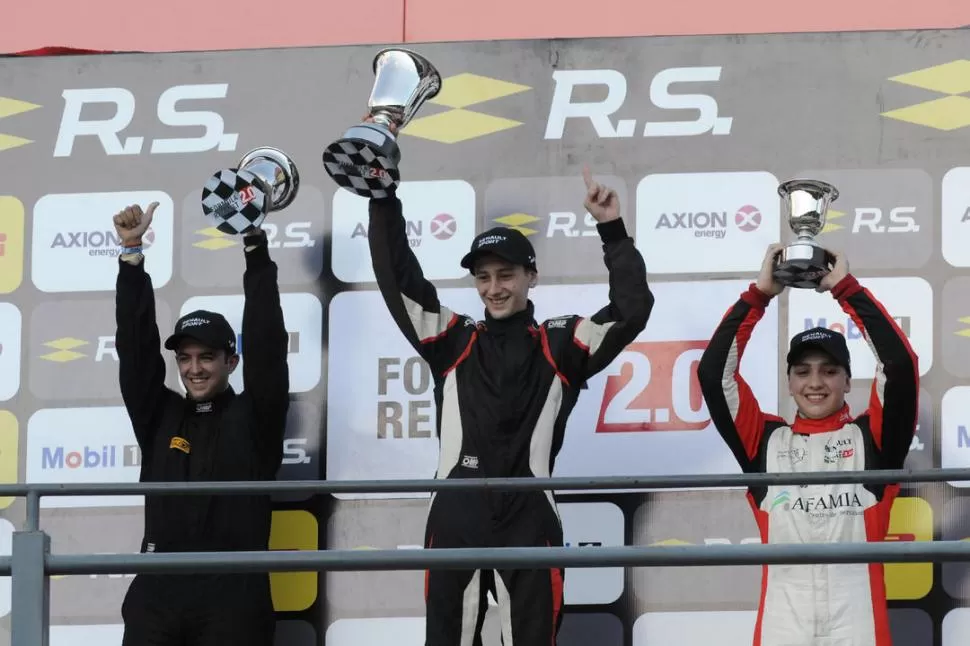 CHICOS FELICES. Nernán Satler, Tadeo Vicente y Juan Pablo Rotondo alzan sus trofeos en el ceremonia de premiación. formulas-argentinas.com.ar 