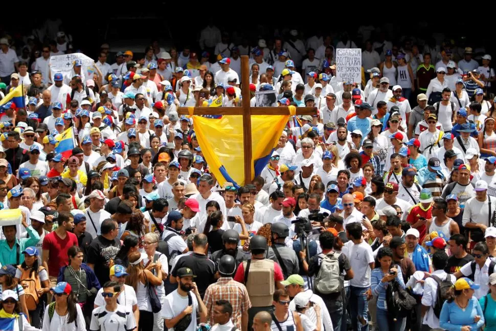 LA BANDERA Y LA CRUZ. Concentración frente a la Conferencia Episcopal. reuters