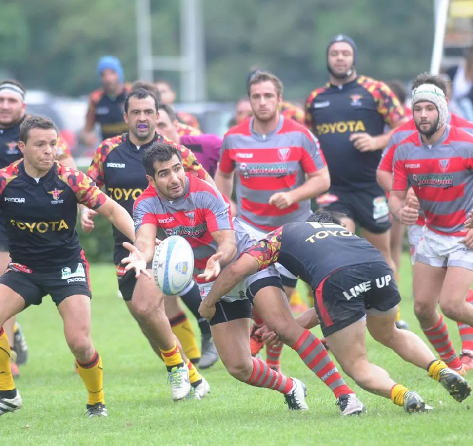 DE HACHA Y TIZA. Aníbal Navajas suelta el pase antes de recibir el tackle de un rival de Cardenales. Fue un clásico muy disputado e intenso, que se definió a favor de Lince por detalles. la gaceta / foto de hector peralta