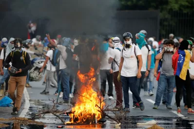 Aumentan a 23 los muertos en protestas y saqueos en Venezuela