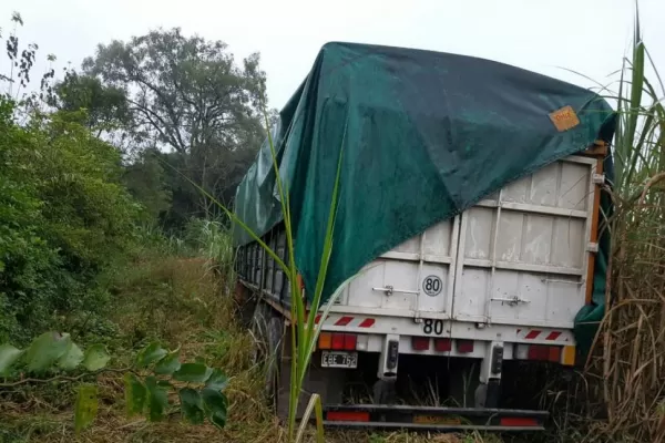 Hallan un acoplado con mercadería de contrabando