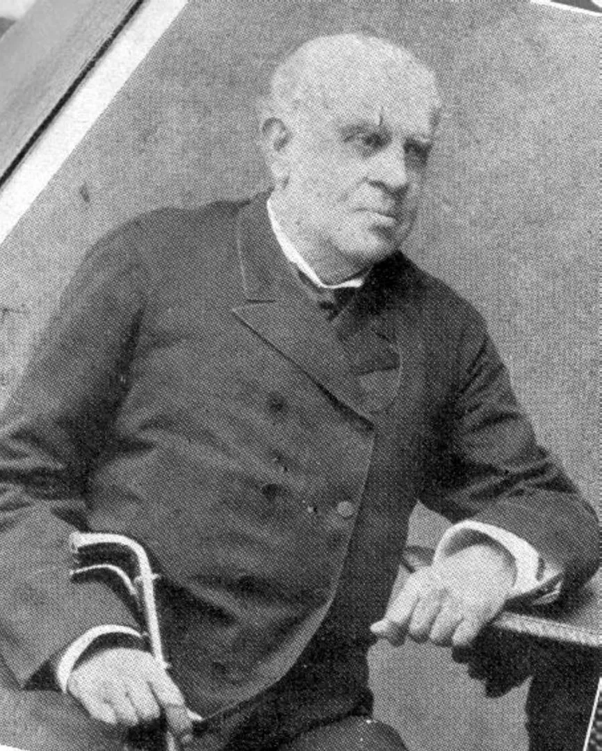DOMINGO FAUSTINO SARMIENTO. En sus últimos años, con el “bastón acústico” que usaba a causa de la sordera. 