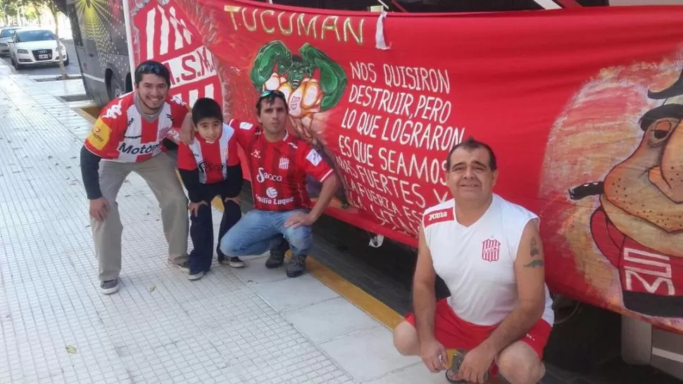 ORGULLOSOS. Simpatizantes de San Martín que viven en San Luis se acercaron a la concentración para saludar a sus ídolos. la gaceta / foto de miguel décima