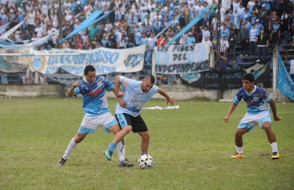 OFICIO. Ariel Aragón, de Deportivo Aguilares, cuida el balón. Festejó el “Celeste”. la gaceta / foto de osvaldo ripoll