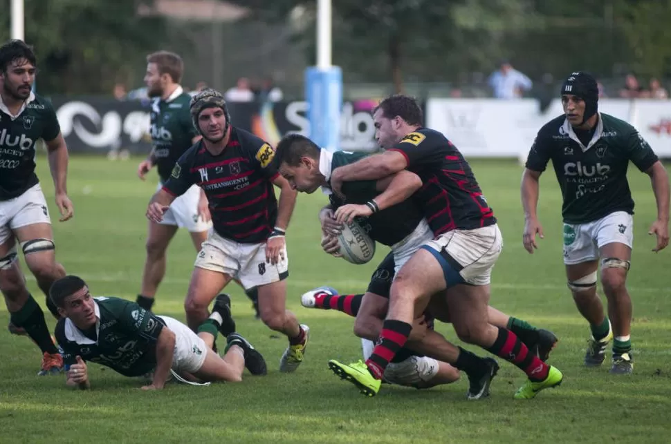 PROFUNDIDAD EN ATAQUE. Entre Darío Arnedo y Santiago Cabanillas intentan detener el avance de Evaristo Paz, autor de uno de los siete tries de Tucumán Rugby. El “Verdinegro” dio un buen primer paso. la gaceta / foto de DIEGO ARáOZ