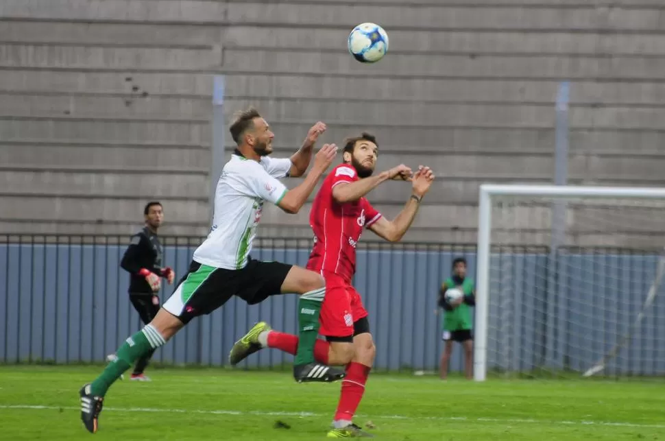 DESAFORTUNADO. Esteban Goicoechea está pasando por un mal momento futbolístico. Ayer hasta convirtió en propia meta. fotos de Nicolás Varvara (especial para la gaceta)