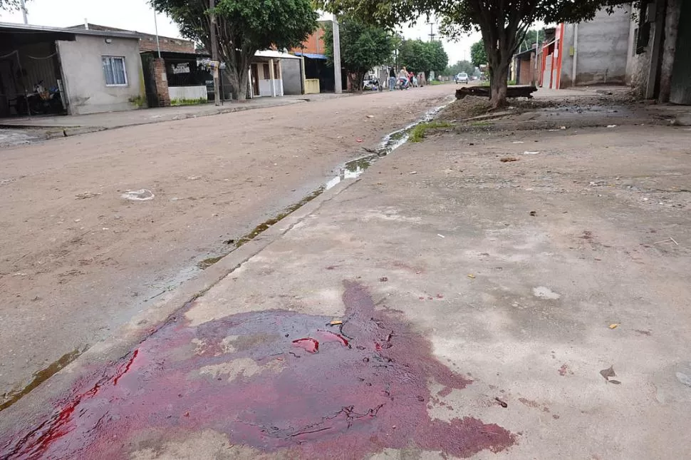 LA ESCENA DEL CRIMEN FUE LA VÍA PÚBLICA. SIlvia Morales murió a pocos metros de su casa, y pidiendo ayuda a su vecino de toda la vida. la gaceta / foto de hector peralta